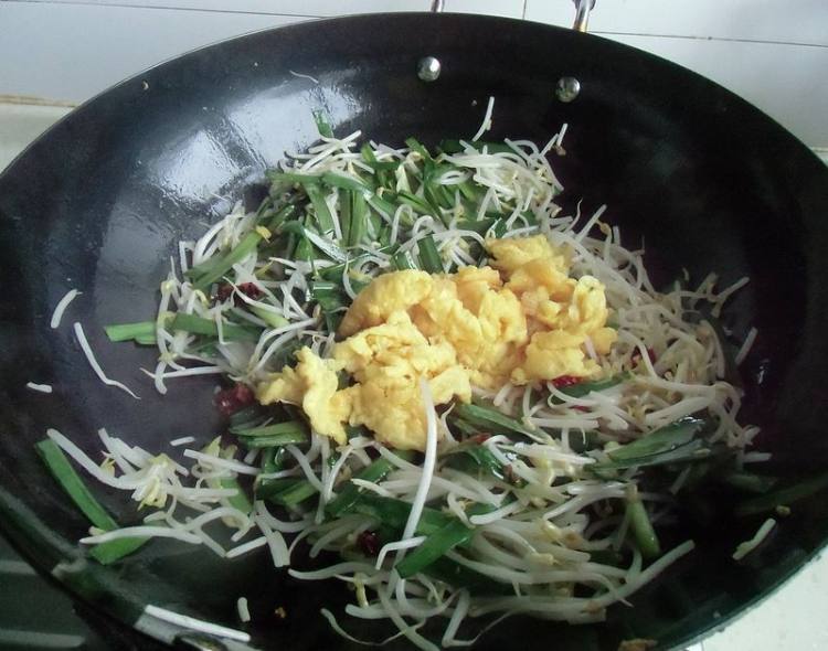 韭菜豆芽炒鸡蛋步骤9