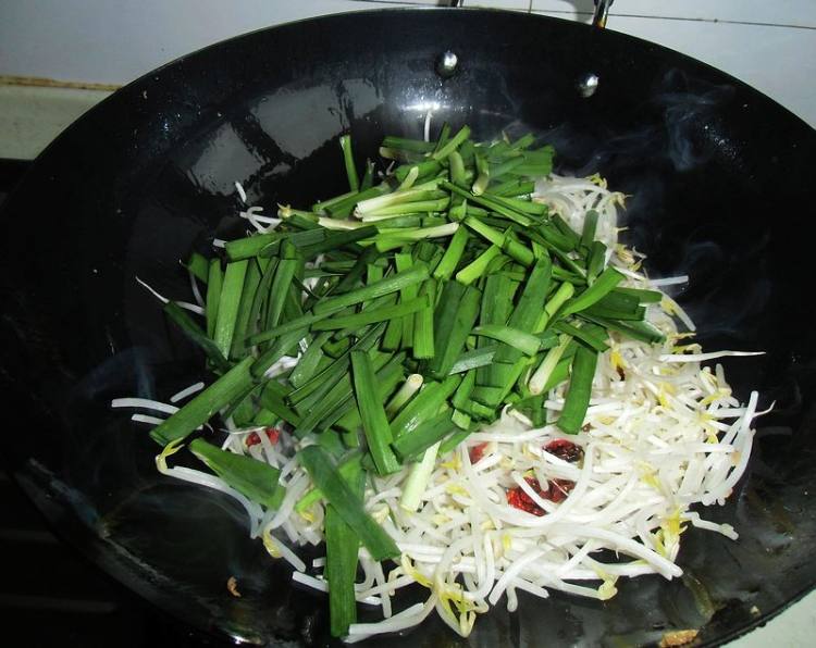 韭菜豆芽炒鸡蛋步骤6