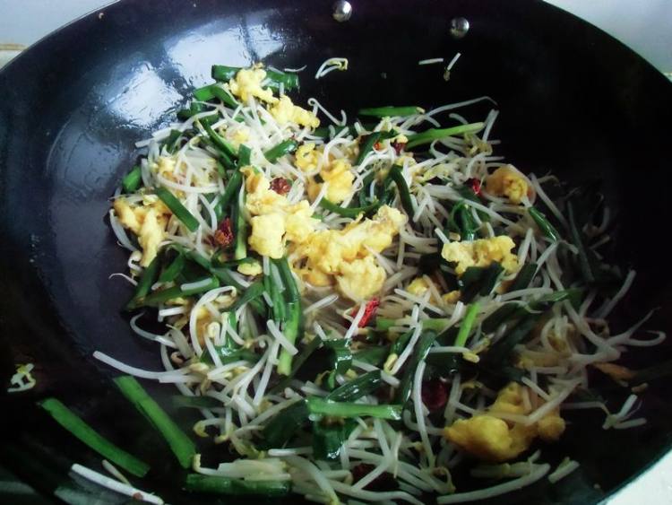 韭菜豆芽炒鸡蛋步骤10
