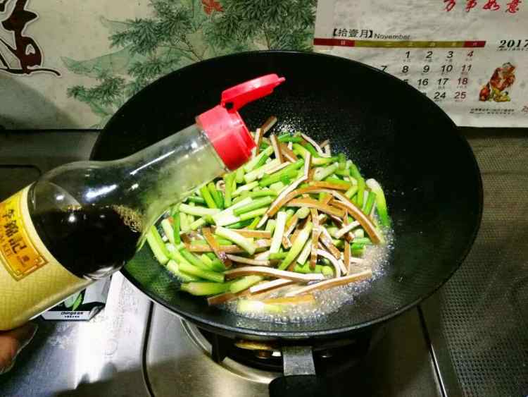 蒜苔炒豆干步骤5