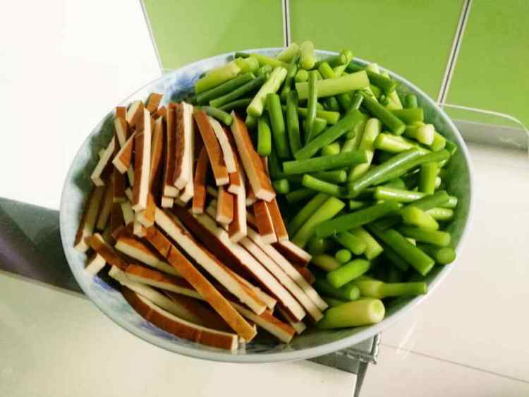 蒜苔炒豆干步骤1
