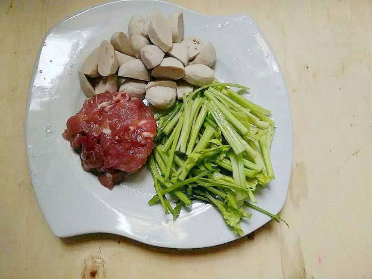 香芹小炒肉丸步骤1