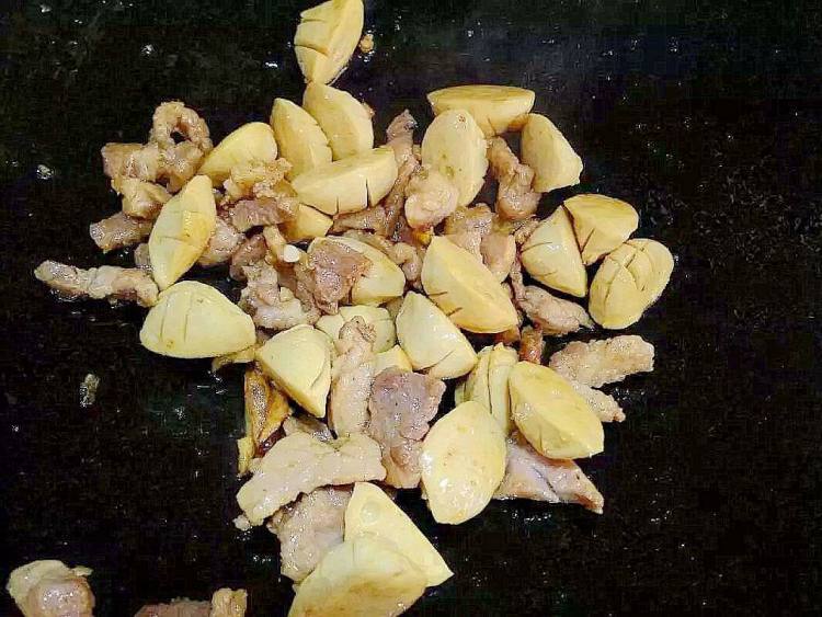 香芹小炒肉丸步骤3