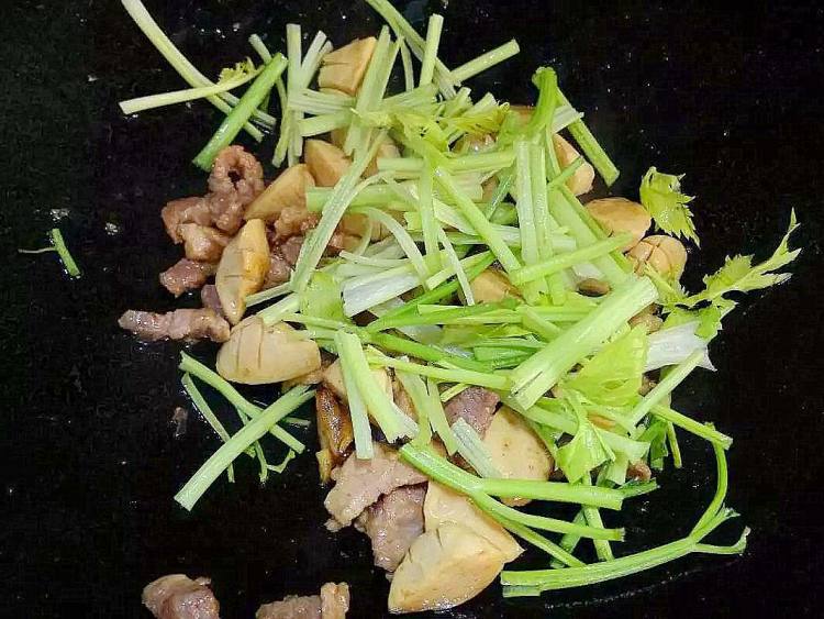 香芹小炒肉丸步骤4