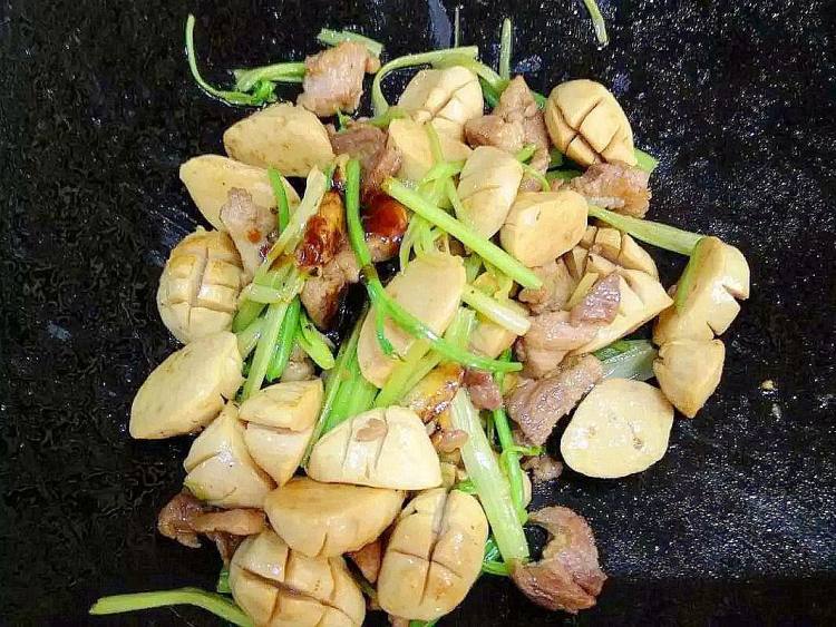 香芹小炒肉丸步骤5
