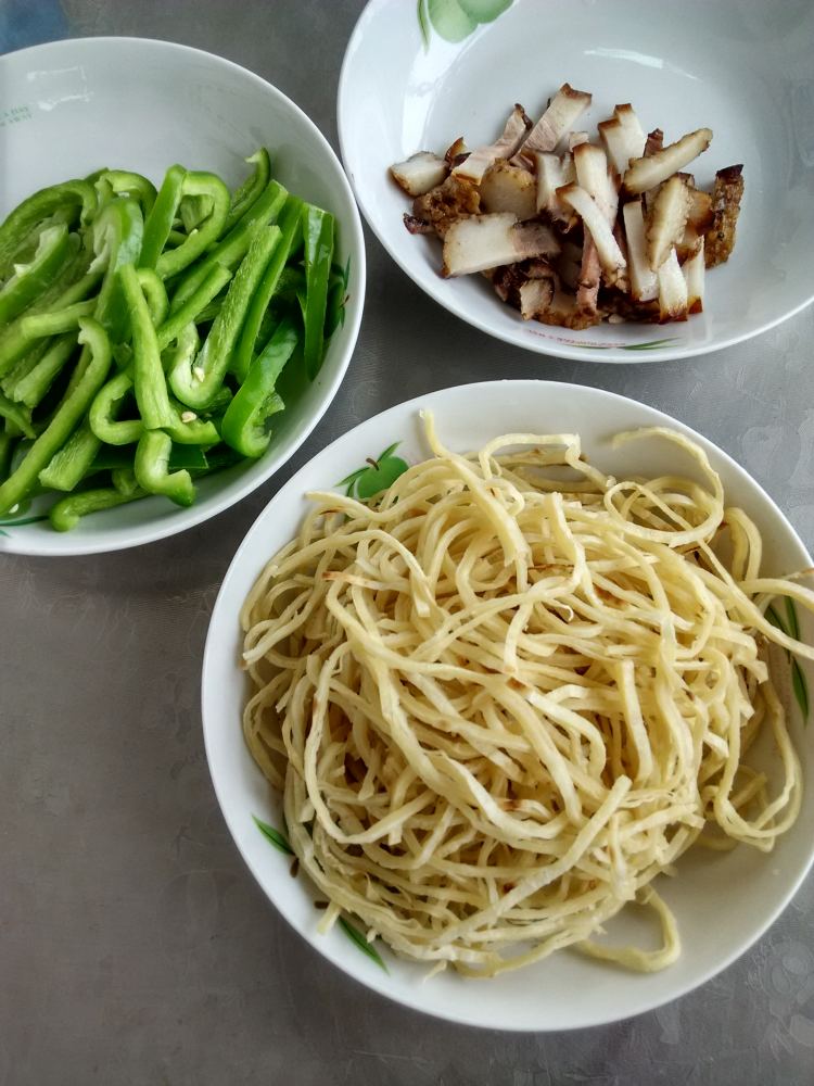 回锅肉青椒炒饼步骤1