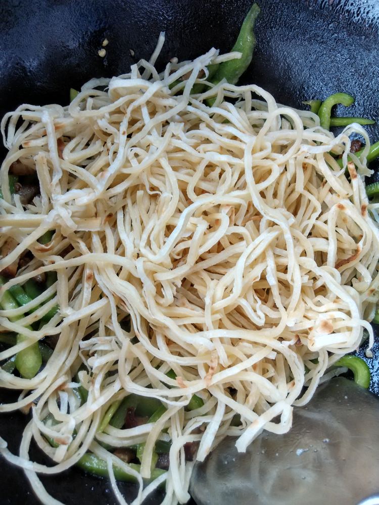 回锅肉青椒炒饼步骤5