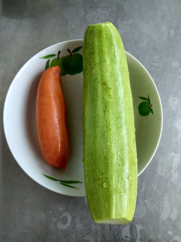 西葫芦炒肠丁步骤1