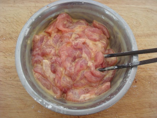肉片炒香菇西葫芦步骤2