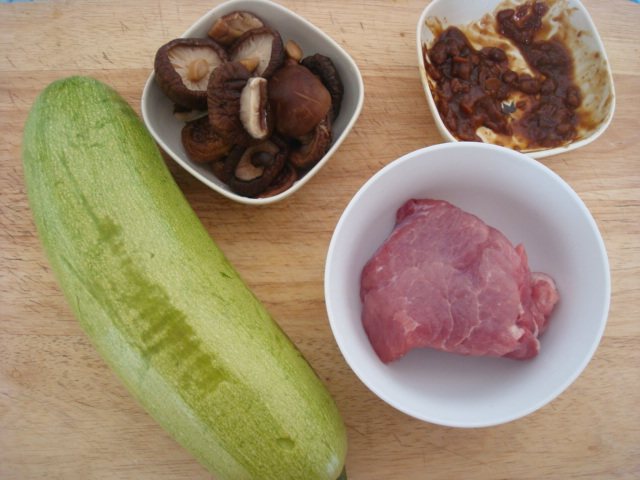 肉片炒香菇西葫芦步骤1