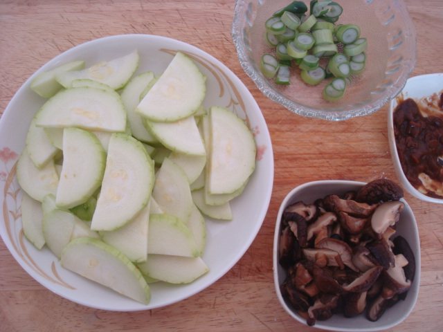 肉片炒香菇西葫芦步骤3