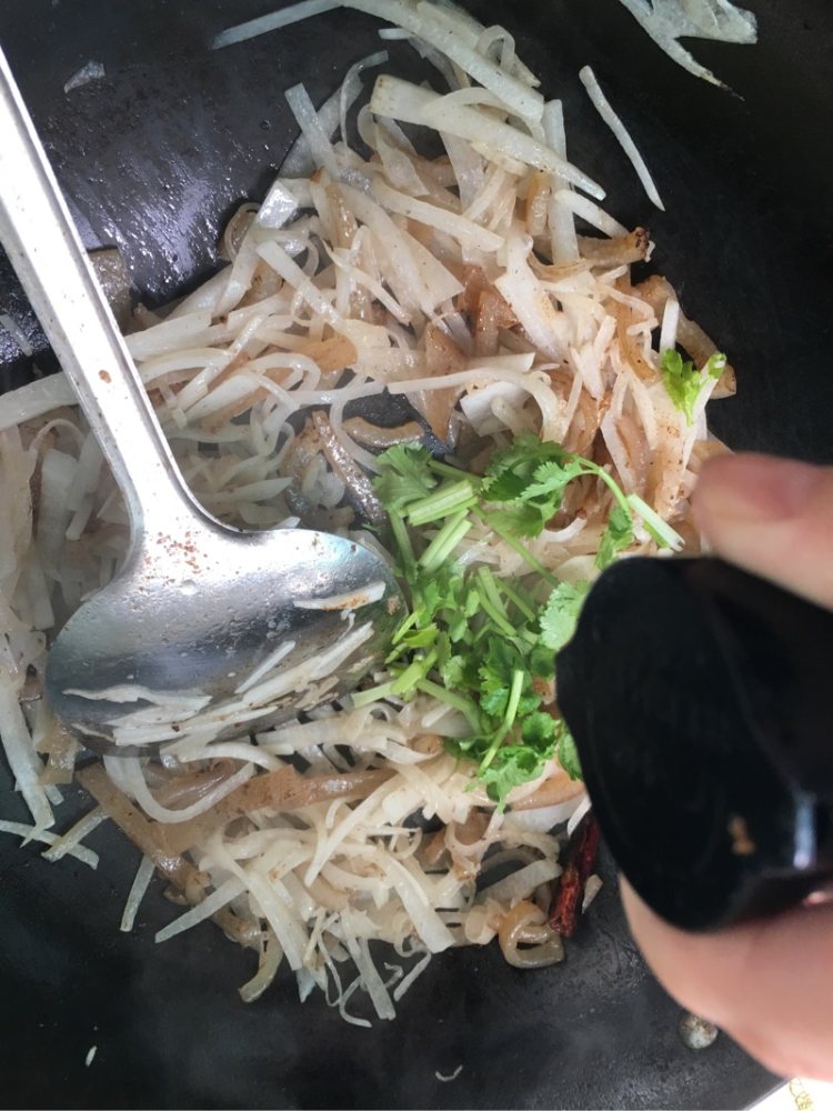 猪皮炒萝卜步骤9
