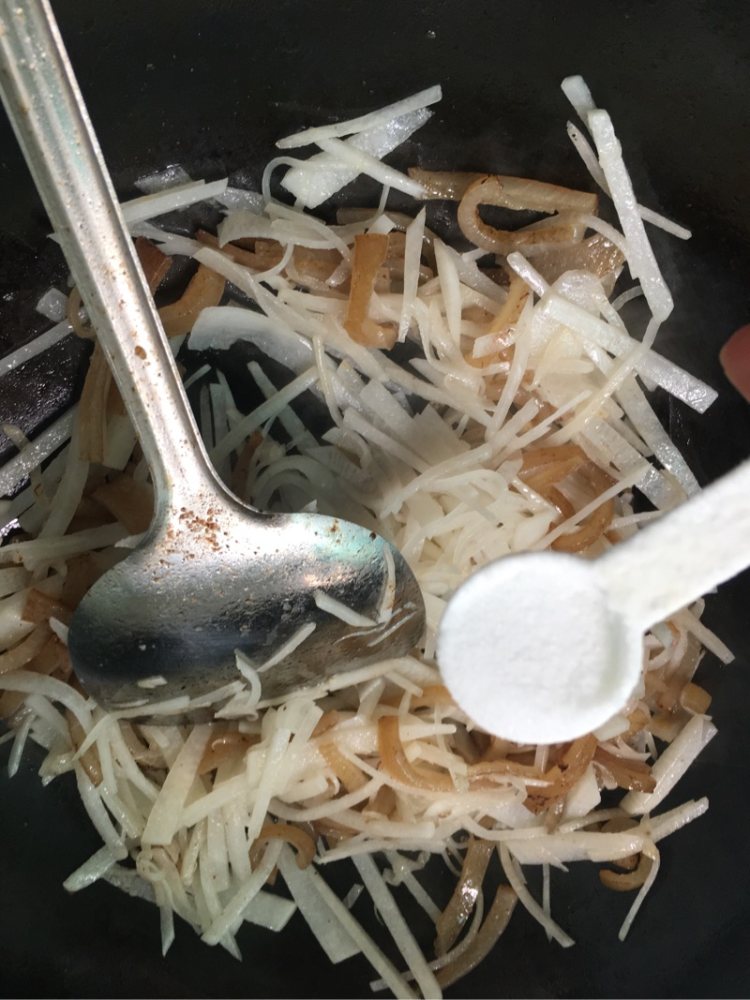 猪皮炒萝卜步骤7
