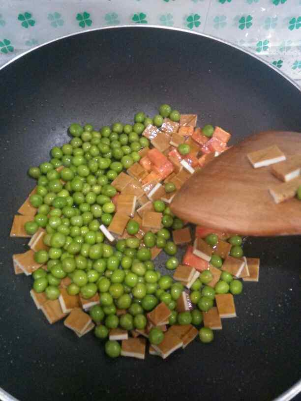 炒豌豆粒步骤5