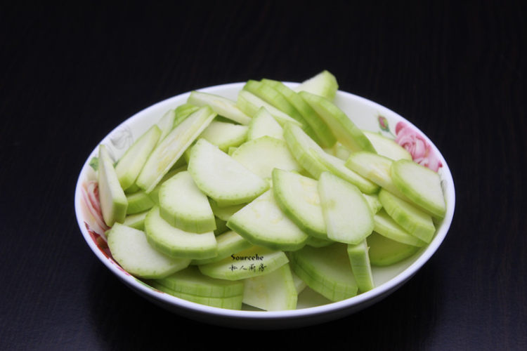 蒜蓉炒云南小瓜步骤2