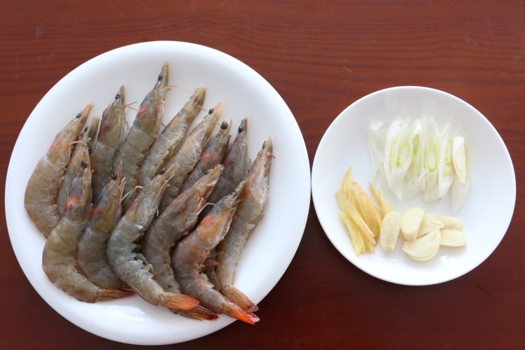 油焖大虾步骤1