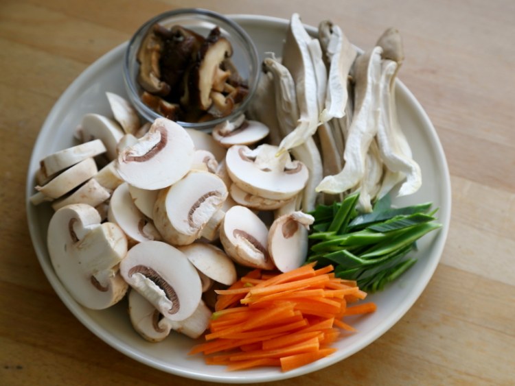 菌菇炒里脊步骤2