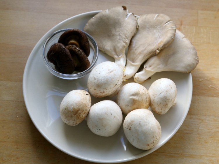 菌菇炒里脊步骤1