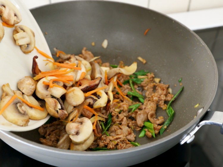 菌菇炒里脊步骤7