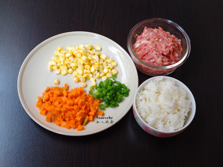 玉米肉末炒饭步骤1