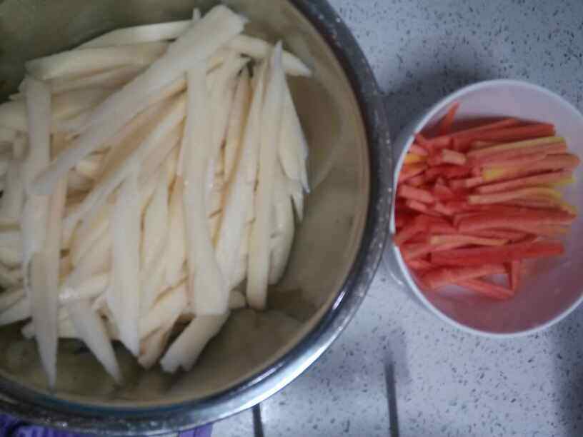 莲藕肉丝步骤2