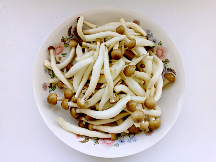 双菇炒肉丝步骤2