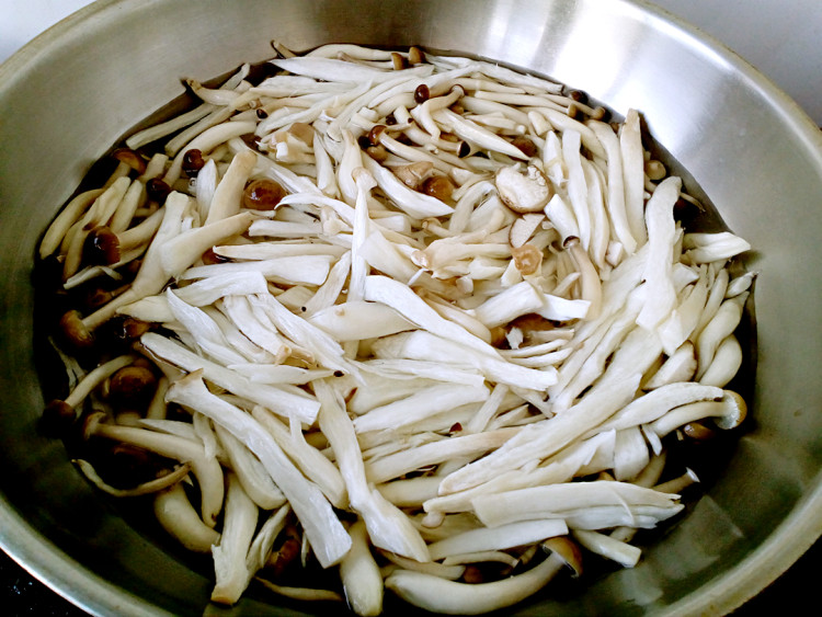 双菇炒肉丝步骤5