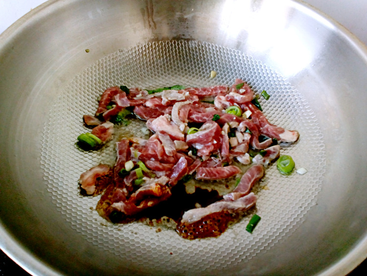 双菇炒肉丝步骤7