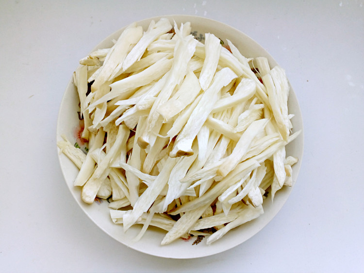 双菇炒肉丝步骤3