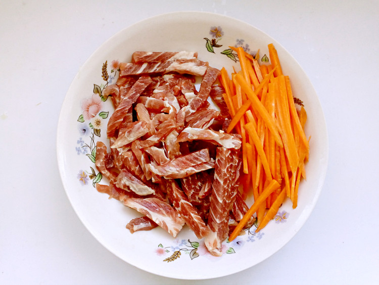 双菇炒肉丝步骤4