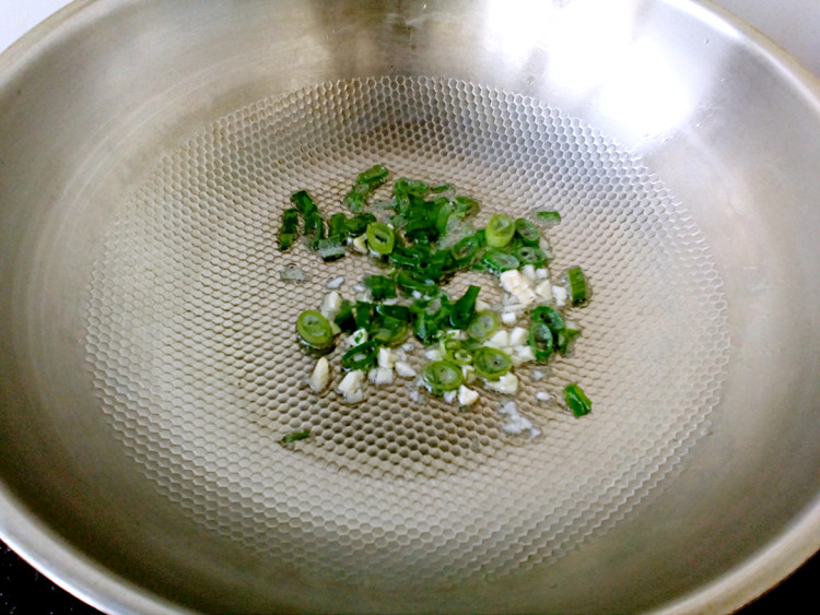 双菇炒肉丝步骤6