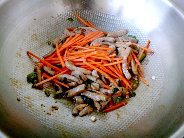双菇炒肉丝步骤8