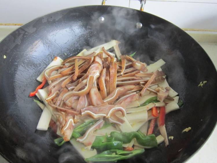 杏鲍菇炒猪耳朵步骤8