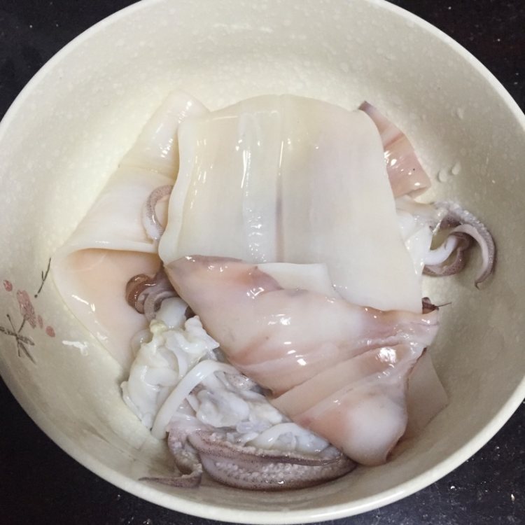 沙茶酱炒鱿鱼步骤1