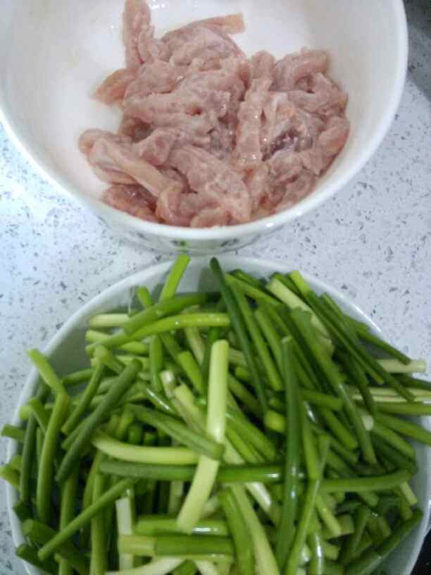 蒜台炒肉步骤1