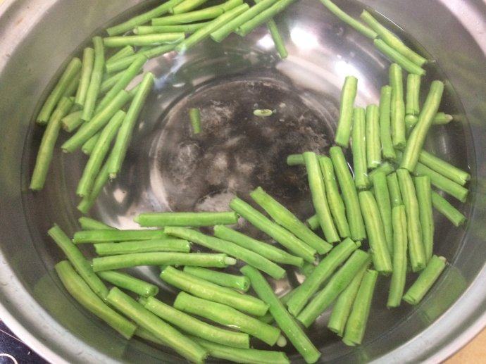 腊肉煸豇豆步骤2