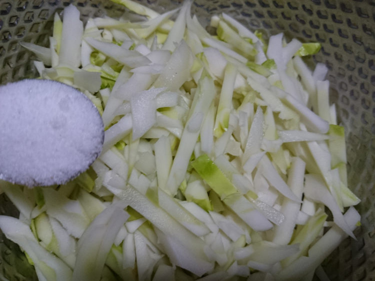 虾皮拌儿菜步骤5
