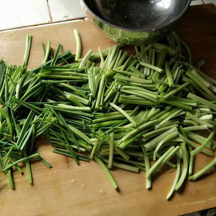 蒜苗炒肉步骤2