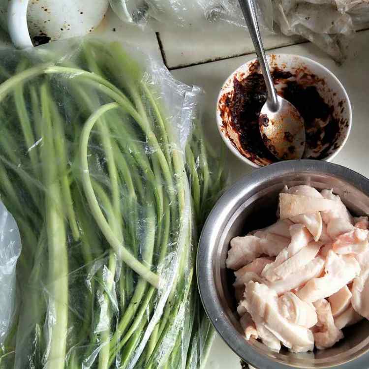 蒜苗炒肉步骤1