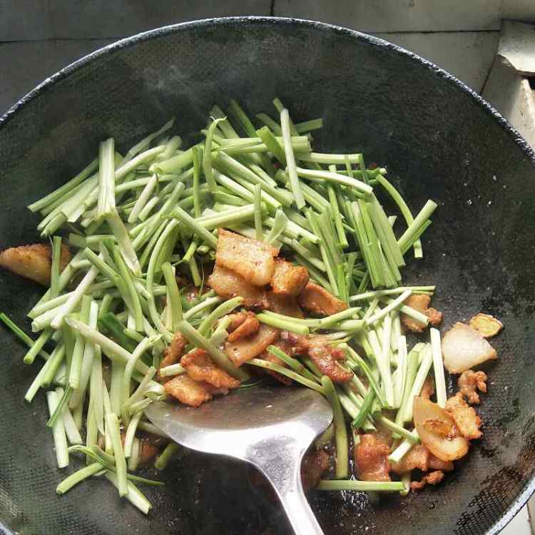 蒜苗炒肉步骤7