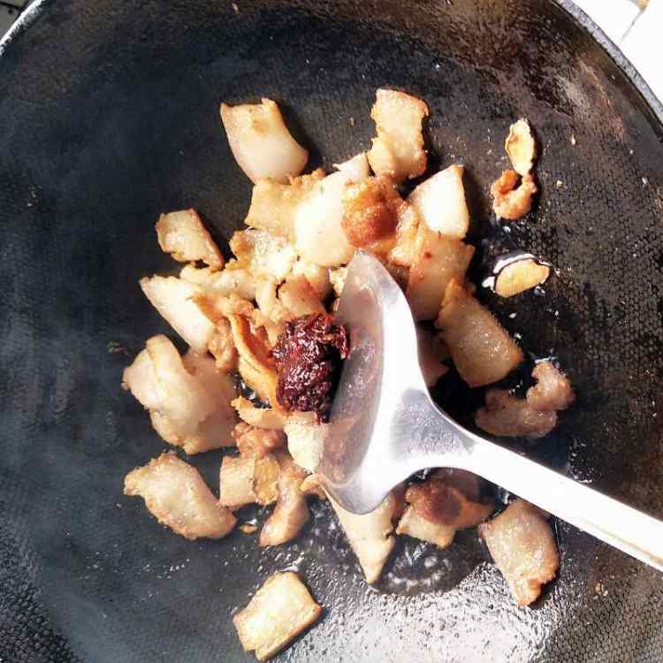蒜苗炒肉步骤6