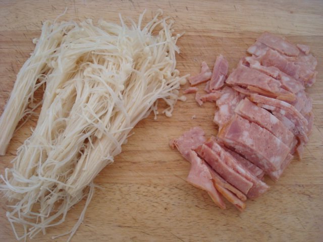 酱烤培根金针菇步骤2