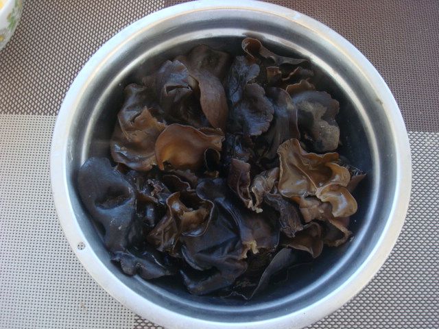 鸡蛋炒木耳步骤2