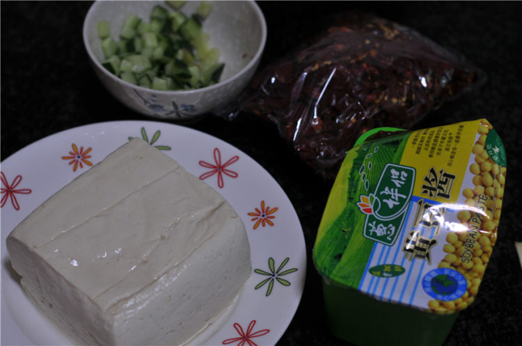 黄瓜丁烧豆腐步骤1