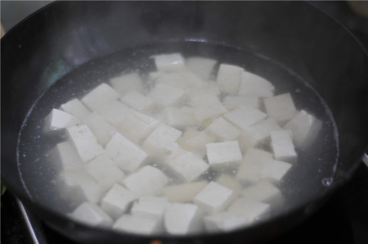 黄瓜丁烧豆腐步骤2