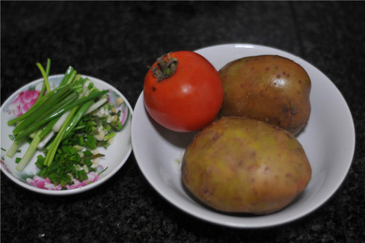 西红柿炒土豆丝步骤1