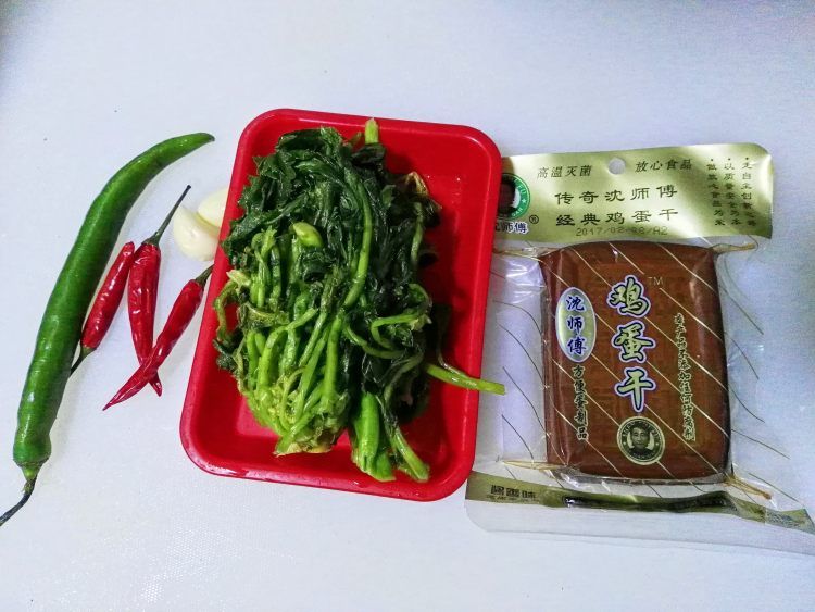 野辣菜炒鸡蛋干步骤1