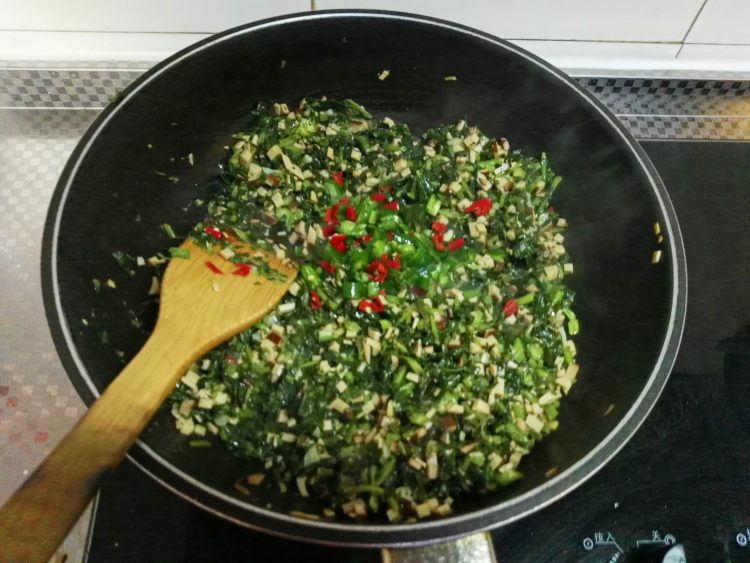 野辣菜炒鸡蛋干步骤8