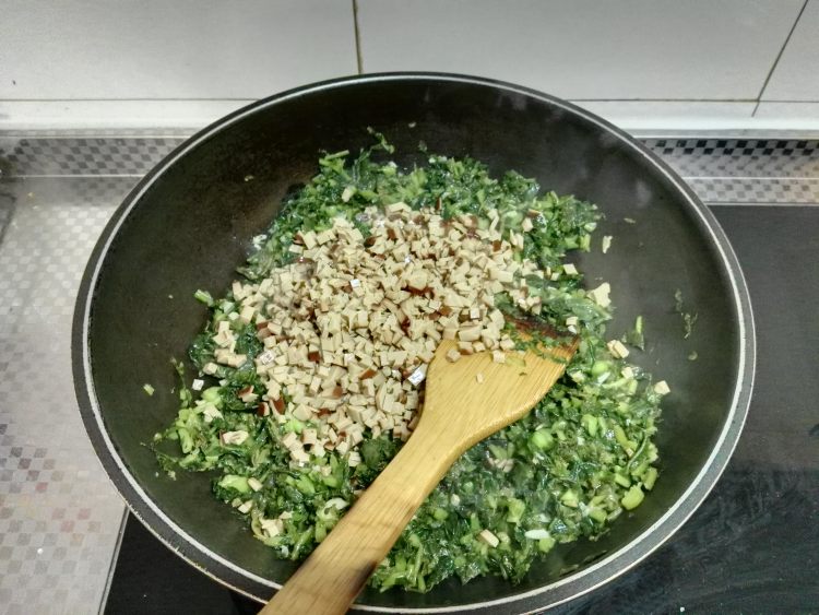 野辣菜炒鸡蛋干步骤7