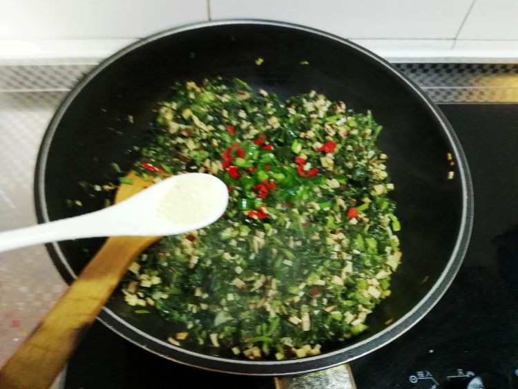 野辣菜炒鸡蛋干步骤9